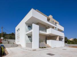 Apartments Alba, 4-sterrenhotel in Slatine