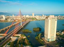 Grand Mercure Danang - 10 minutes to Airport & 200m to Bach Dang Walking street: Da Nang şehrinde bir otel