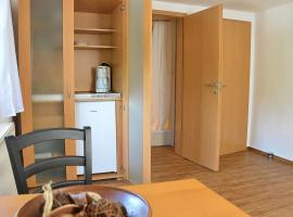 Gästehaus Waldecker, hotel v destinaci Boos