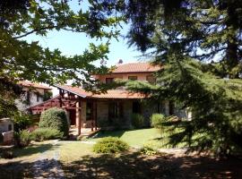 Spatious architectural house, maison de vacances à Markovo