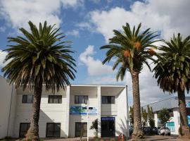 Three Palms Lodge, cabin in Auckland