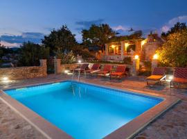 Viesnīca The Ultimate Escape - two traditional cottages & private pool pilsētā Selca