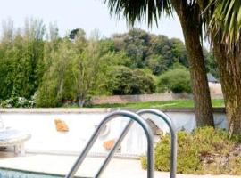 Talana Hotel, hotell i St. Saviour