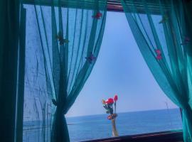 777 Beach Guesthouse, hotel v destinaci Paphos City