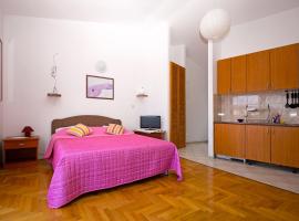 Apartments Bicanic, παραλιακό ξενοδοχείο στο Χβαρ