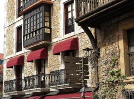 Hostal Esmeralda, guest house in Comillas