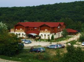 Pollushof Panzió és Étterem, B&B in Csolnok