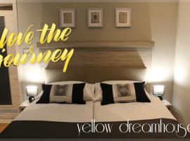 Yellow Dreamhouse, bed and breakfast en Postojna