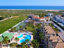 Praia da Lota Beachfront Resort - Hotel & Apartments, căn hộ dịch vụ ở Manta Rota