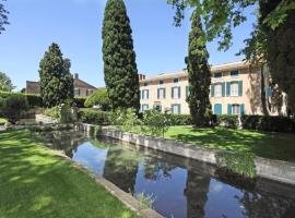 Château de Servanes, hôtel à Mouriès