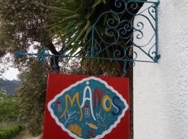 Manos STUDIOS & APARTMENTS, hotel near Photo Centre of Skopelos, Skopelos Town