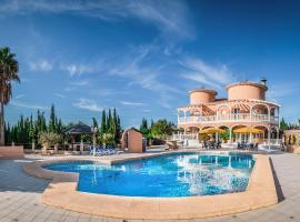 Pensión Los Caballos, hotel amb piscina als Poblets