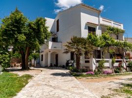 Apartments Nenad & Marija, hotel di Pag