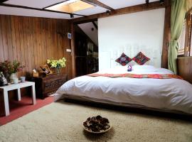 Shangri-La mid - mountain homestay, habitación en casa particular en Shangri-La