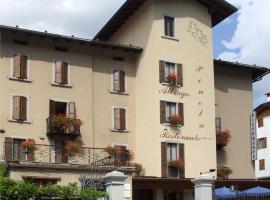 Albergo Pineta – hotel z parkingiem w mieście Schilpario