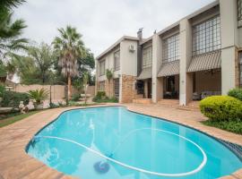 Sunset Manor Guest House: Potchefstroom, Mooirivier Alışveriş Merkezi yakınında bir otel