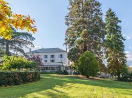 Chateau de Breuil en Beaujolais, homestay in Salles-Arbuissonnas