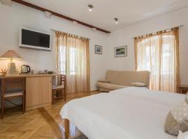 Carrara Accommodation