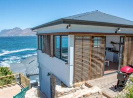 Modern Beach Apartment, apartment in Kalk Bay