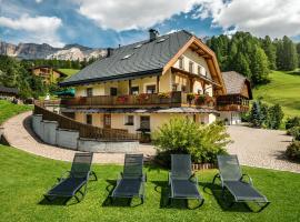 Taela Apartments, hotell i San Cassiano