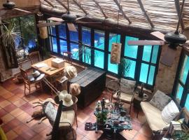 Jungle Lodge CANCUN AEROPUERTO, hotell i Cancún