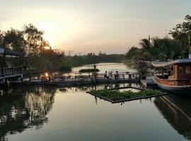 Country Lake View Hotel, hotel di Suphan Buri