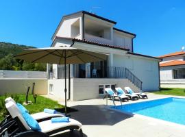 VILLA AURA YourCroatiaHoliday, hótel í Drenje