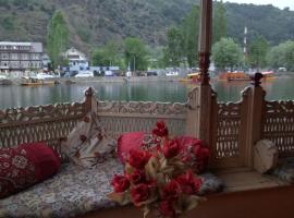 House Boat New Pala Palace: Srinagar şehrinde bir otel