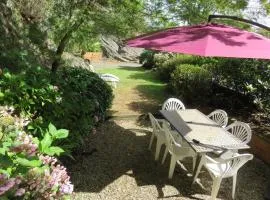 Maison confortable à Ploëzal avec jardin et terrasse