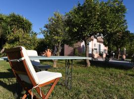 Secret Garden, hotel with parking in Témeni