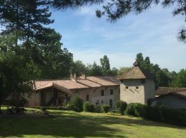 Le Moulin de Saint-Julien، فندق مع موقف سيارات في Saint-Didier-sur-Chalaronne