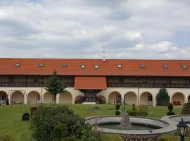 Dvur Mice, hotel 