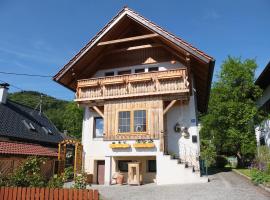 Ferienhaus in der Schlipfing mit Garten, hotel in Altmünster