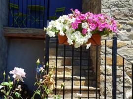 Apartamentos La Borda Castillon, hotel in Tierrantona