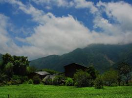 Walk Cloud Bed and Breakfast, chalet i Meishan