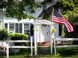 Historic White Blossom House, nakvynės su pusryčiais namai mieste Southold
