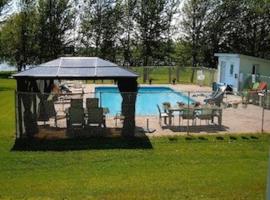 Doran Bay Resort, готель у місті Iroquois
