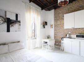 White Ostilia Apartments, жилье с кухней в Риме
