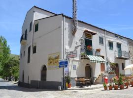 Albergo Ristorante Pizzeria Del Viale, hotel u gradu Palazzo Adriano