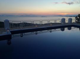 Infinity Blue Suite, hotel Saronida városában