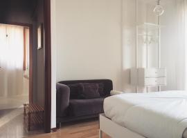 Sunny family apartment in villa - HUMANITAS FORUM IEO, hotel v destinaci Pieve Emanuele