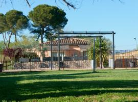 Résidence Les Peupliers, guest house in Loriol-du-Comtat