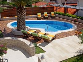 Apartments Diana - NEW heated pool, hotel in Bol