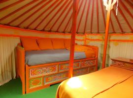 Yourte mongole, tented camp en Huriel