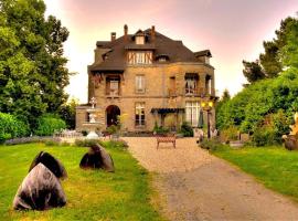Chambres d'Hôtes-Château Constant, отель типа «постель и завтрак» в городе Bessines-sur-Gartempe