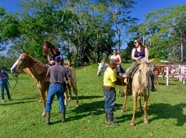 Banana Bank Lodge & Jungle Horseback Adventures, hotel familiar en Belmopán