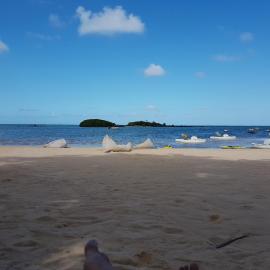 Azuri Apartment with Beach, Pools, Gym, Golf, Shops, Restaurants, Spa, Boat activities, Tennis &Paddle court, kids corner, hotel in Roches Noires