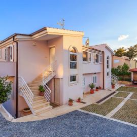 Holiday home Lola, sea on a palm! HEATED POOL, Hotel in Trogir