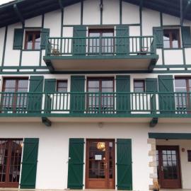 Hotel Mendionde, hótel í Saint-Pée-sur-Nivelle