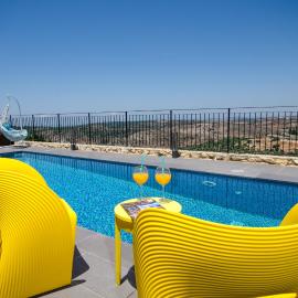 The Fifties suites, hotel i Kefar Weradim